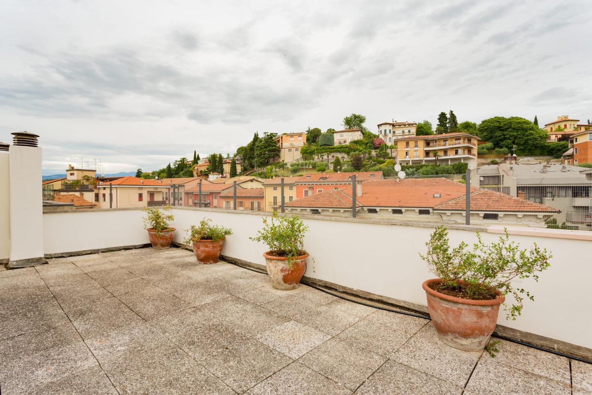 Appartement Amazing Flat With Big Terrace And Private Car Park à Vérone Extérieur photo