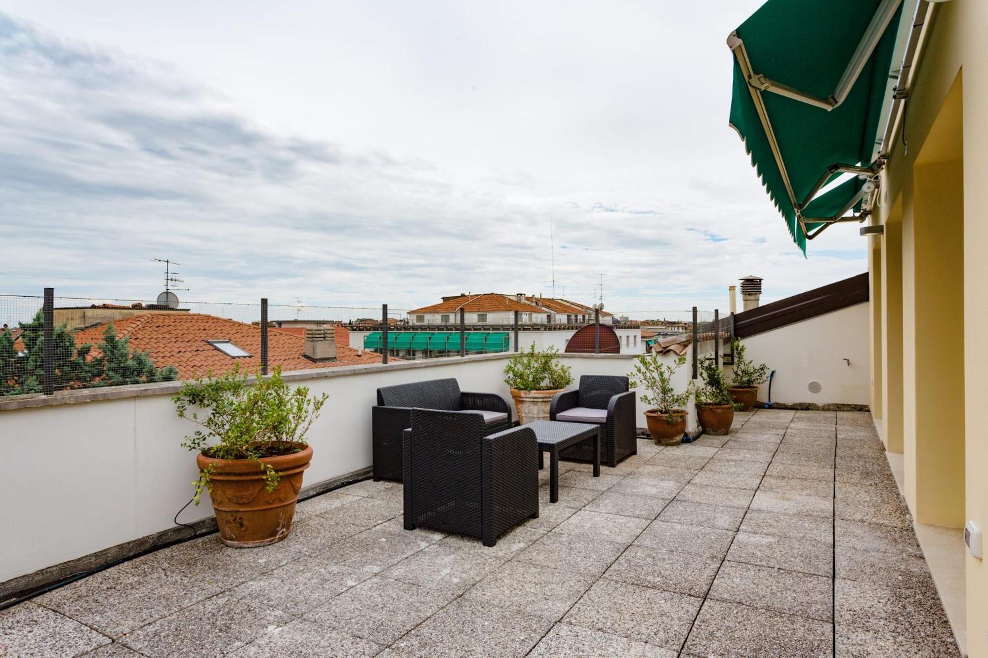 Appartement Amazing Flat With Big Terrace And Private Car Park à Vérone Extérieur photo