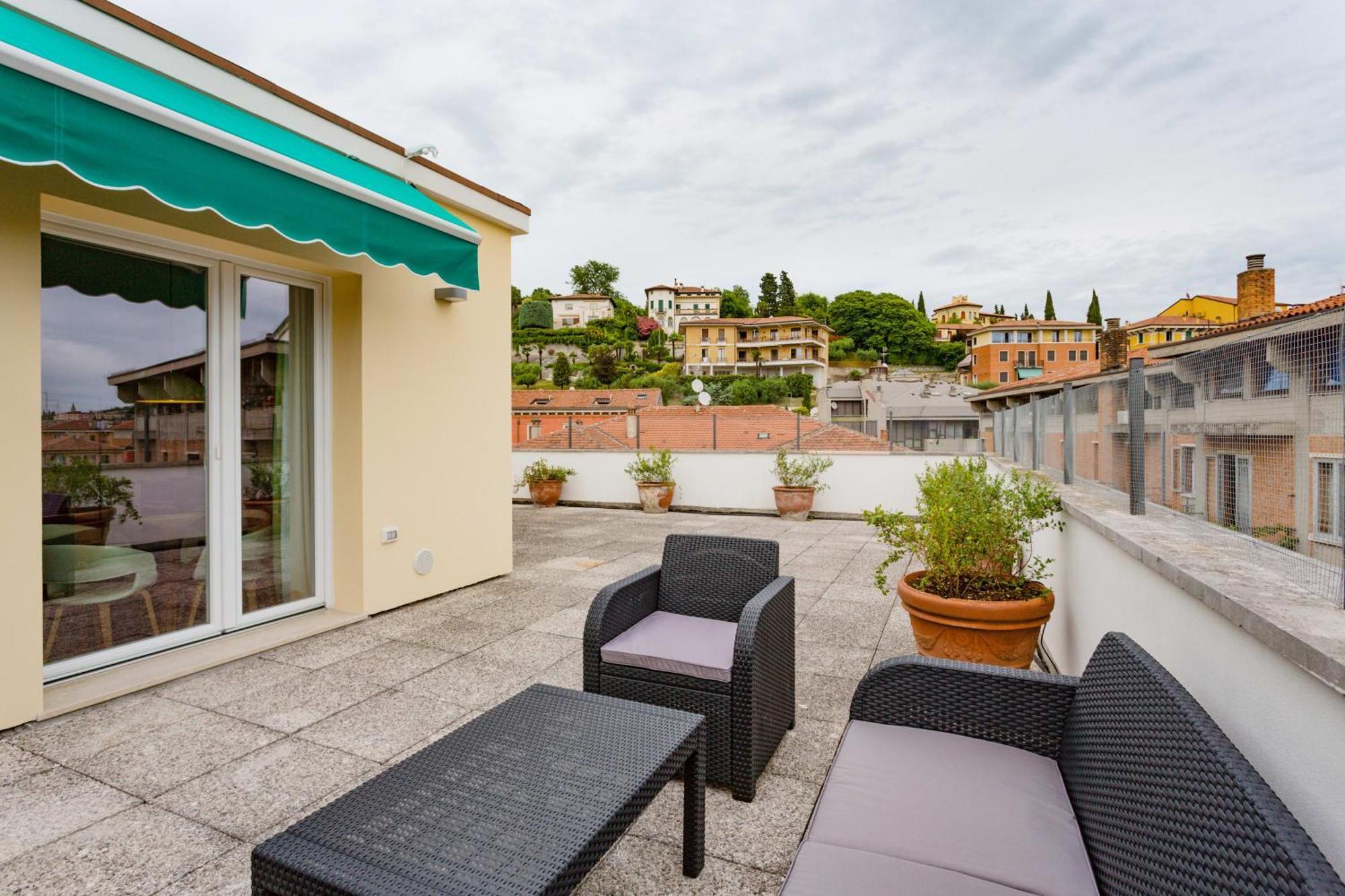 Appartement Amazing Flat With Big Terrace And Private Car Park à Vérone Extérieur photo